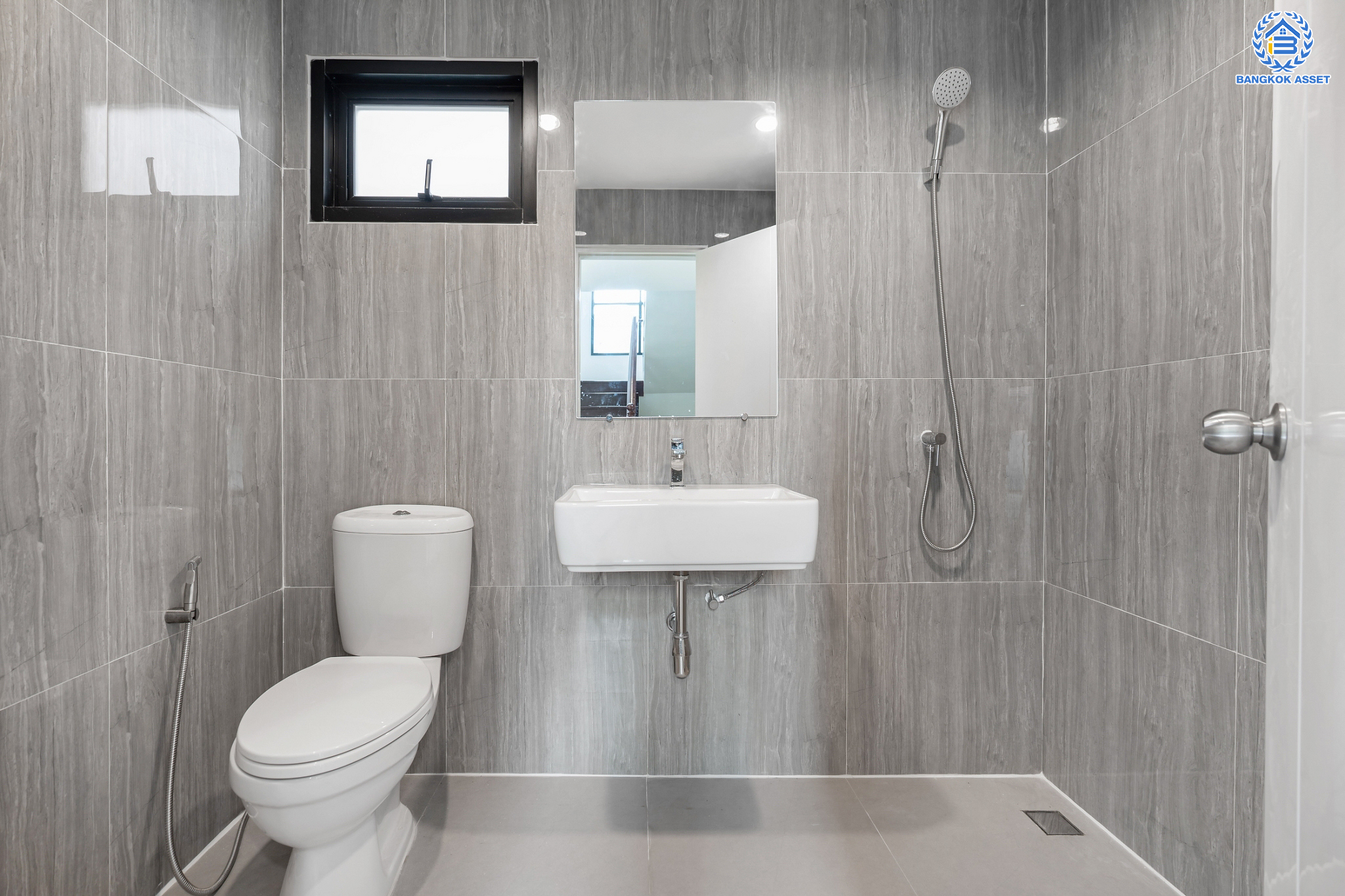 บ้านมือสองตกแต่งใหม่ ม.เพชรวัฒนะ เลียบคลองประปา บ้านเดี่ยว เนื้อที่ 50 ตร.ว. ฟังก์ชันพร้อม 3 ห้องนอน 3 ห้องน้ำ 1 ห้องอเนกประสงค์ จอดรถได้ 2 คัน บนทำเลเชื่อมต่อแจ้งวัฒนะ, ถนนศรีสมาน, ถนนสรงประภา เดินทางสะดวก ใกล้ทางด่วน "บางประอิน-ปากเกร็ด" และรถไฟฟ้าสายสีชมพู "สถานีศรีรัช"